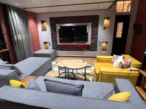 Chic Escape in the Heart of the City - Image 5