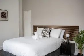 Vacant Nests The Attwood Smart Tv WIFI - Image 4