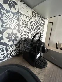 Renovated studio with balcony facing the train station, very central - Image 2