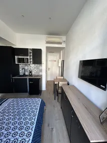 Renovated studio with balcony facing the train station, very central - Image 5