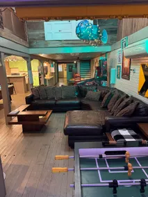 Large group/sleeps 10/ game room/near Diamond Mine - Image 5