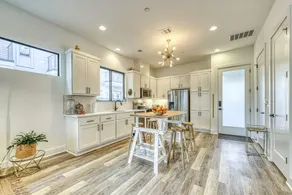 Dog-Friendly 2BR Near UT & Q2 | Free Parking - Image 4