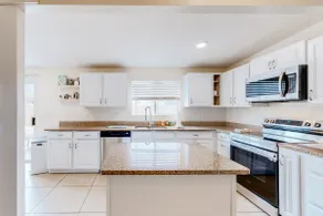 Charming 2BR with a work desk, grill, patio, & AC - Image 3