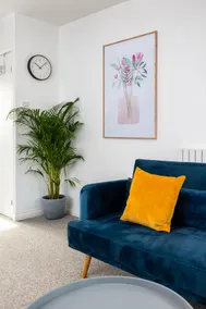 Beautiful House by Station with Private Parking - Image 4
