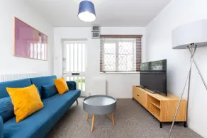 Beautiful House by Station with Private Parking - Image 2