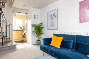 Beautiful House by Station with Private Parking - Image 5