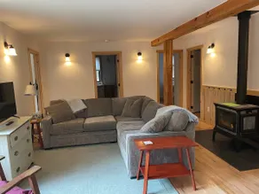 Minimalist forest retreat - Image 2