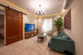 Stylish Central Studio with workspace & King Bed - Image 3