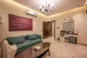 Stylish Central Studio with workspace & King Bed - Image 5