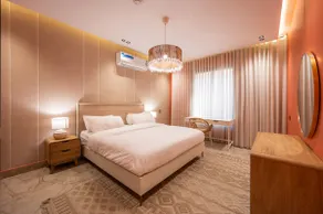 Stylish Central Studio with workspace & King Bed - Image 2