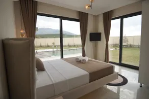 Luxury villa with a conservative jacuzzi - Image 4