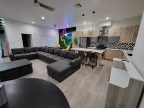 Social Rooftop House w/King bed & 2 garage parking - Image 2