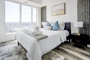 Open concept with city views - Image 3