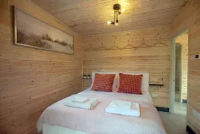 Stylish N. Devon Chalet | Starlink WiFi | Sleeps 6 - Image 3