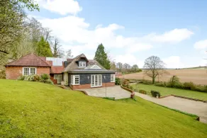 Heavenly Hampshire Luxury Home & Gardens - Image 4