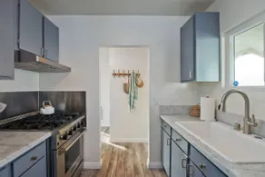 Stylish Bungalow Steps to Sand & Downtown MB - Image 4