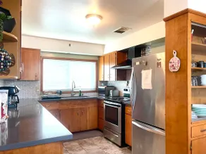 Lovely 2BR, patio, free parking - Image 3