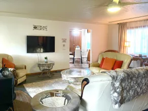 Lovely 2BR, patio, free parking - Image 2