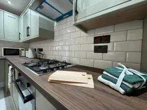 Plush Leeds Bungalow, Free Parking - Image 3