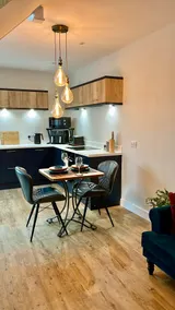 WorkAway: Chic 2-bed Coach House - Image 5