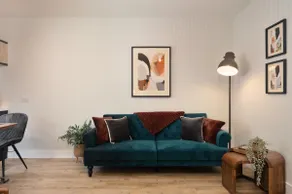 WorkAway: Chic 2-bed Coach House - Image 4