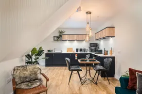 WorkAway: Chic 2-bed Coach House - Image 2