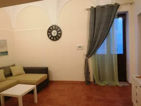 Very central building with terrace and TV - Image 3