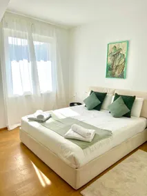 Romantic lake and mountain views in the heart of Lugano - Image 4
