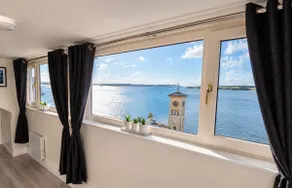 Unit 6 Penthouse Apartment With Harbour & Island Views - Image 2