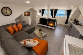 Unit 6 Penthouse Apartment With Harbour & Island Views - Image 3