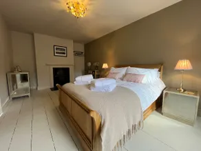 A beautifully appointed property with steam cabin - Image 2