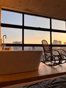 Stay Alto | Luxurious studio with bathtub and view - Image 3