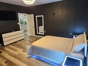 #3-NEW apt peaceful/2 queen bedsEV-Level-2 charger - Image 5