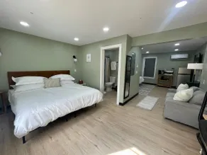 Now w/wash&dryer•2 King beds /1 Bath•U6 - Image 2