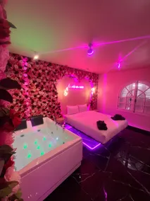 La vie en Rose! Jacuzzi! Center of Marrakech! - Image 2