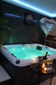 Murano Gold Gîte with Private HOT TUB & SAUNA - Image 2