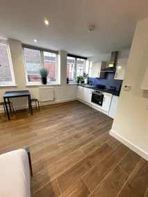 Stylish flat on High Street close to ship terminal - Image 3