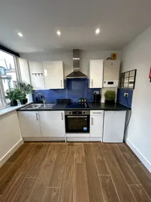 Stylish flat on High Street close to ship terminal - Image 2