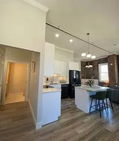 Loft Apartment On Main - Sleeps 4 - Image 2