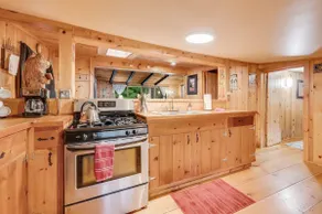 Rustic cabin less than a mile to Mt. Rainier - Image 5