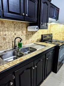 Private 2-Suite Home Near Airport | Kitchen + AC - Image 3