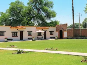 Lakes+Hacienda+Restaurant+Gardens+5 min from everything. - Image 5