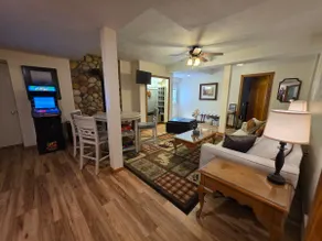 Spacious 4BR House, 3 King Beds, Arcade, By Lake - Image 3