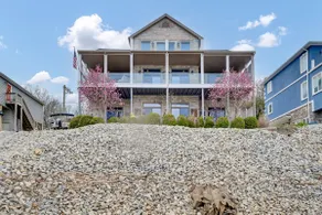 Beautiful RiverHouse with Elevator and Water Views - Image 5