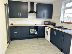 Montrose House 3 bedroom home with Parking - Image 2