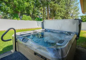 Updated Spacious Home & Hot Tub - Image 2