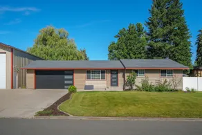 Updated Spacious Home & Hot Tub - Image 3