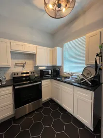 Historic Alton duplex! Upper unit - Image 5