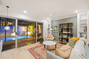 Urban Sanctuary! 1Bed, 1Bath, 1Car, POOL~Teneriffe - Image 4