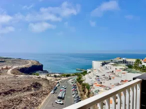 Spacious 3-Bedroom Apartment with Panoramic Sea Views - Image 2